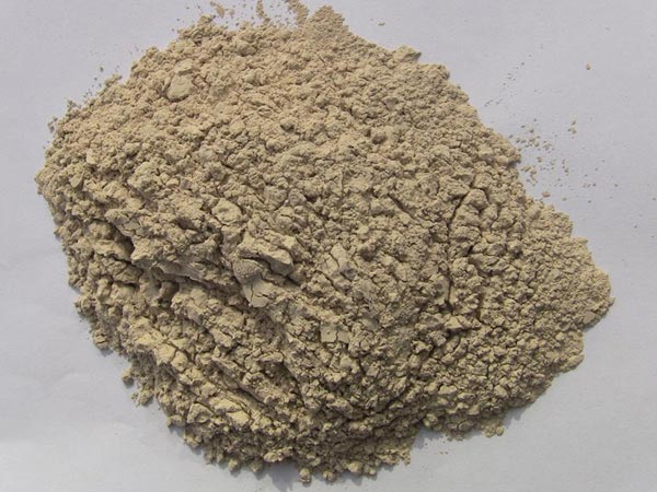 礬土性質(zhì) 礬土主要成分是氧化鋁，為煉鋁和耐火材料的主要原料。白色或灰白色，因含鐵而呈褐黃或淺紅色。密度3.45g/cm3，硬度1～3，不透明，質(zhì)脆。極難熔化，不溶于水，能溶于硫酸、氫氧化鈉溶液。 地區(qū)分布 中國鋁土礦資源比較豐富，在全國18個省、自治區(qū)、直轄市已查明鋁土礦產(chǎn)地205處，其中大型產(chǎn)地72處（不包括臺灣），主要分布在山西、山東、河北、河南、貴州、四川、廣西、遼寧、湖南等地。 投資前景 1.可用于煉鋁工業(yè)。用于國防、航空、汽車、電器、化工、日常生活用品等。 2.可用于精密鑄造。礬土熟料加工成細(xì)粉做成鑄模后精鑄。用于軍工、航天、通訊、儀表、機(jī)械及醫(yī)療器械部門。 3.可用于耐火制品。高鋁礬土熟料耐火度高達(dá)1780℃，化學(xué)穩(wěn)定性強(qiáng)、物理性能良好。 4.硅酸鋁耐火纖維。用于鋼鐵、有色冶金、電子、石油、化工、宇航、原子能、國防等多種工業(yè)，消防人員可用耐火纖維布做成衣服。 5.制造礬土水泥、研磨材料、陶瓷工業(yè)以及化學(xué)工業(yè)可制鋁的各種化合物。 鋁礬土磨粉制備 鋁礬土粉是選用煅燒過的熟鋁礬土礦石用雷蒙磨加工制成的細(xì)粉，粒度通常為100目-325目，在耐火材料行業(yè)得到了廣泛的應(yīng)用。通常加工的流程為先經(jīng)顎式破碎機(jī)進(jìn)行破碎，然后篩分進(jìn)入鋁礬土雷蒙磨或鋁礬土超細(xì)磨粉機(jī)中，進(jìn)行鋁礬土粉制備，使其應(yīng)用更加廣泛。