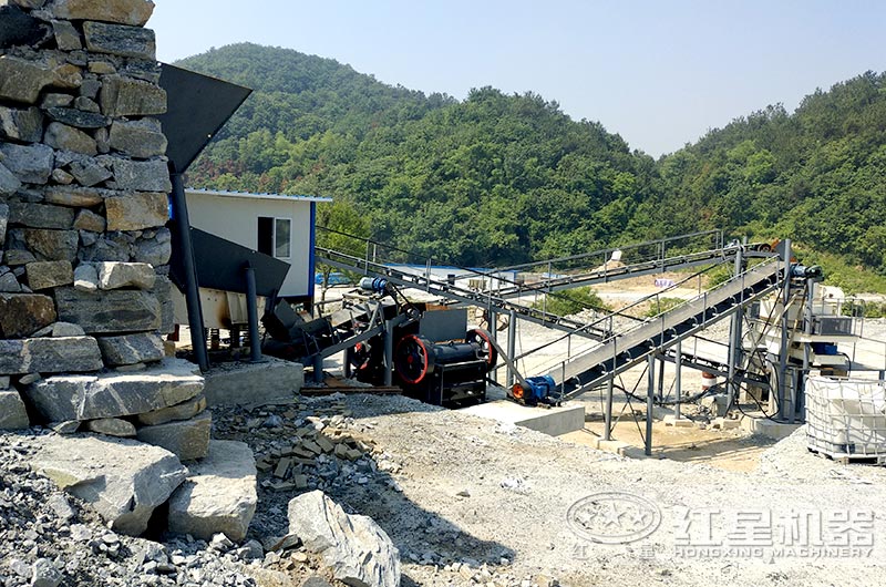 顎式細(xì)破碎機(jī)破碎現(xiàn)場(chǎng)，搭配制砂機(jī)使用